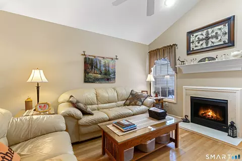 Living - 177 Julia Ct #177, Sandy Hook, CT 06482 photo 1 of 2