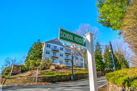 26 Schoolhouse Dr #308, West Hartford, CT 06110