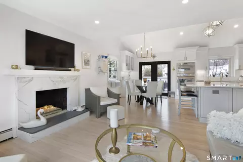 17 College St, Old Saybrook, CT 06475