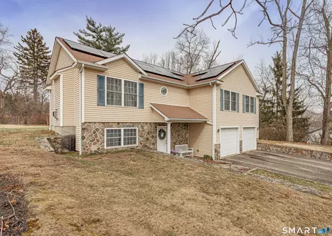 31 Parkwood Ave, Waterbury, CT 06708