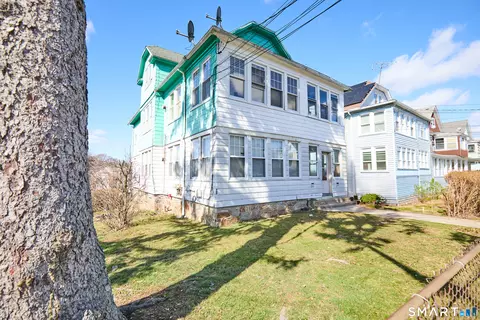 203-207 Wayne St, Bridgeport, CT 06606