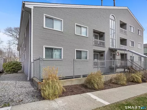 132 Bennett St #302, Bridgeport, CT 06605