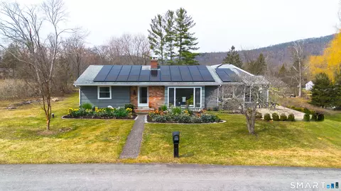 8 Mountain View Dr, New Milford, CT 06776