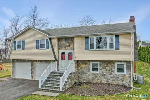15 Cricket Ln, Newington, CT 06111