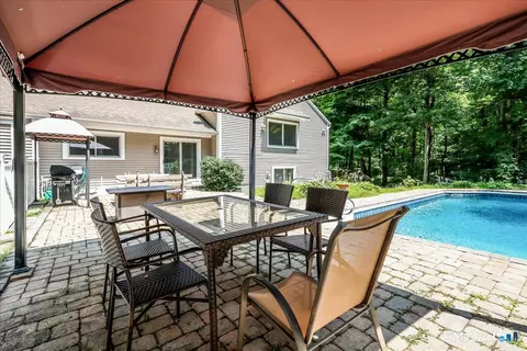80 Pine Hollow Dr, Middlebury, CT 06762