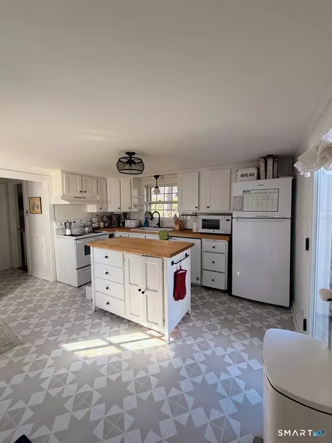 Kitchen - 89 S End Ave, Durham, CT 06422 photo 2 of 2