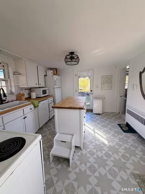 Kitchen - 89 S End Ave, Durham, CT 06422 photo 1 of 2