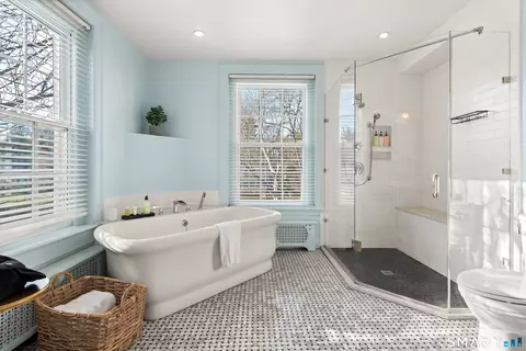 Bath - 91 Algonquin Rd, Fairfield, CT 06825 photo 4 of 5