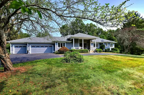 17 Bunker Hill Rd, Woodbridge, CT 06525