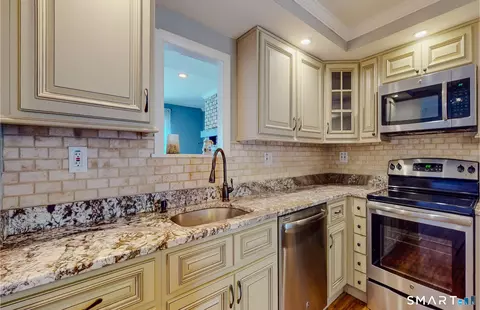 54 Clubhouse Dr #54, Woodbury, CT 06798