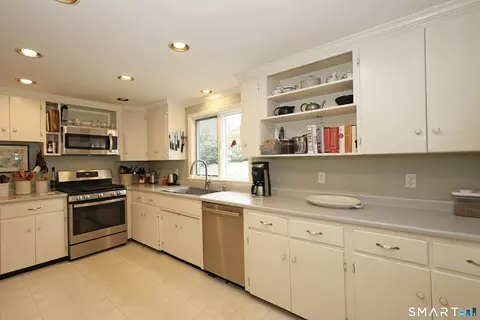 Kitchen - 172 Gallows Hill Rd, Redding, CT 06896 photo 2 of 3