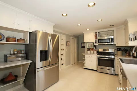 Kitchen - 172 Gallows Hill Rd, Redding, CT 06896 photo 3 of 3