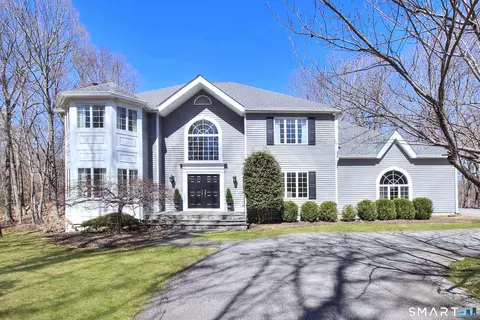 124 Shady Knoll Dr, Stamford, CT 06903
