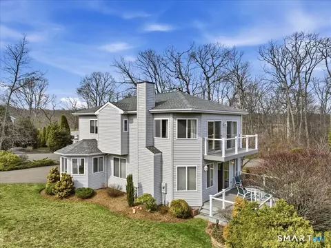 20 Whalers Pt, East Haven, CT 06512