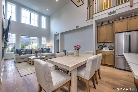 27 Heritage Ln, Woodbridge, CT 06525