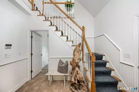 Entry Way - 4 Seagate Rd, Darien, CT 06820 photo 2 of 3
