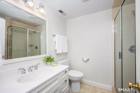 Bath - 4 Seagate Rd, Darien, CT 06820 photo 3 of 4