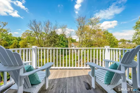 Exterior - 4 Seagate Rd, Darien, CT 06820 photo 2 of 7