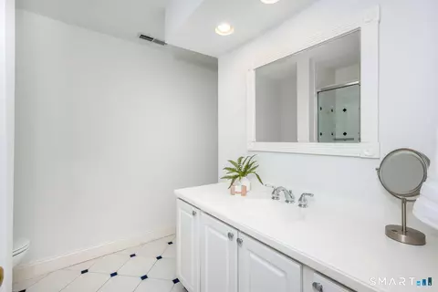 Bath - 4 Seagate Rd, Darien, CT 06820 photo 2 of 4
