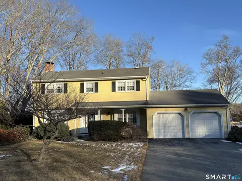5 Colonial Dr, East Lyme, CT 06333