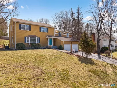 15 Oak Hollow Rd, Branford, CT 06405