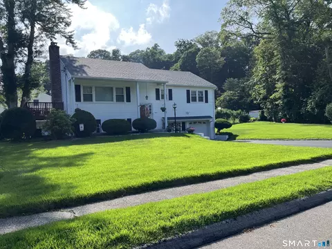 7 Lycett Ct, Norwalk, CT 06851