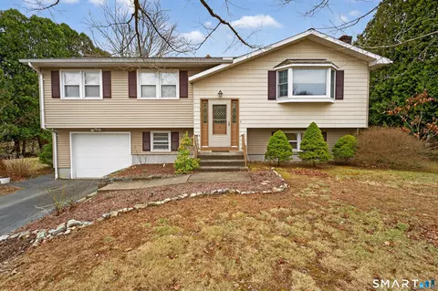 4 Tra Mart Dr, Uncasville, CT 06382