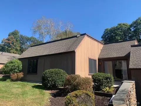 27 Canterbury Ln #27, Avon, CT 06001