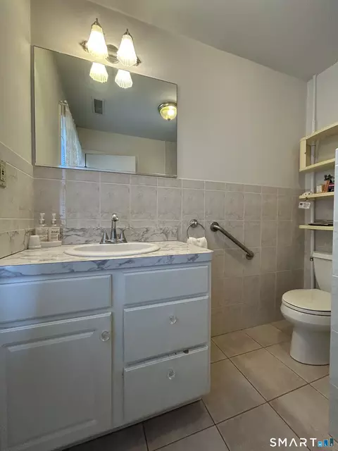 Bath - 720 Circular Ave, Hamden, CT 06514 photo 2 of 3