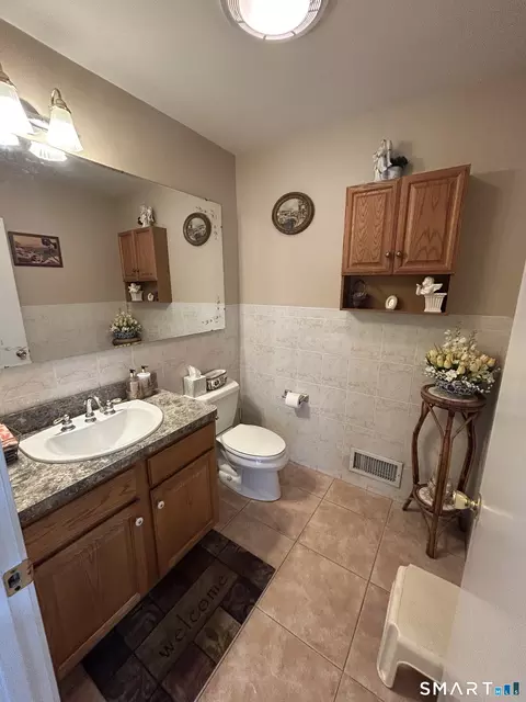 Bath - 720 Circular Ave, Hamden, CT 06514 photo 1 of 3