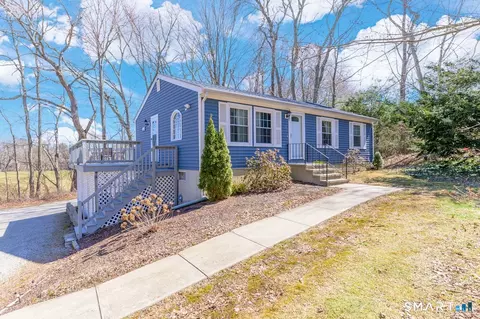 17 Charles St, Centerbrook, CT 06409
