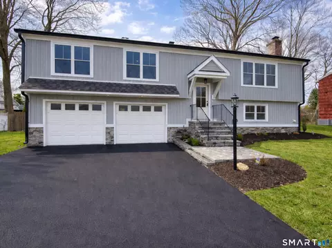 20 Magellan Dr, Milford, CT 06460