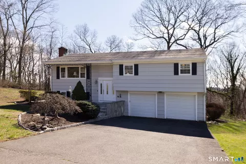 100 Oakridge Rd, Trumbull, CT 06611