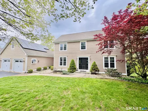 4 Harrison Dr, Cromwell, CT 06416