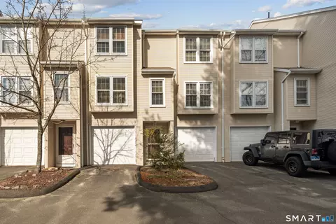 40 Deerwood Ln #9, Waterbury, CT 06704
