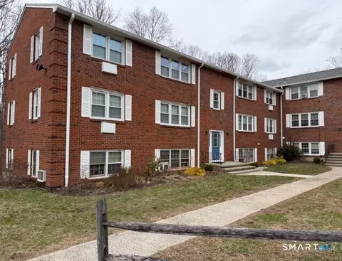 39 Briarwood Ln #A, Branford, CT 06405