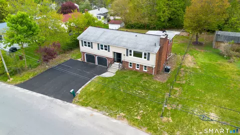 17 Fieldstone Rd, Waterbury, CT 06704