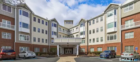 1 King Philip Dr #212, West Hartford, CT 06117