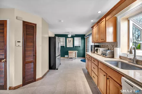 Kitchen - 90 W Side Dr, Hamden, CT 06514 photo 6 of 6