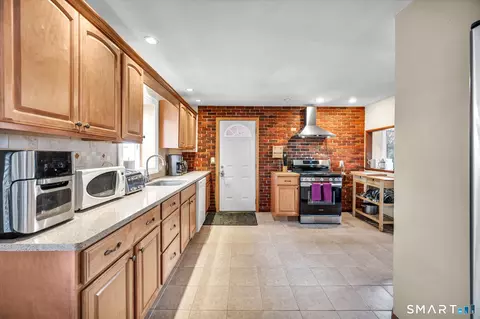 Kitchen - 90 W Side Dr, Hamden, CT 06514 photo 4 of 6