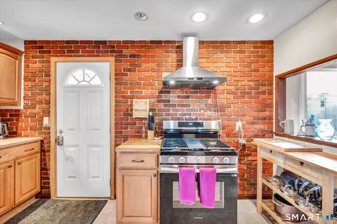 Kitchen - 90 W Side Dr, Hamden, CT 06514 photo 2 of 6