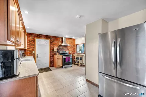 Kitchen - 90 W Side Dr, Hamden, CT 06514 photo 5 of 6