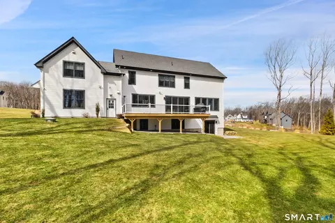 Exterior - 8 Holly Ln, Sandy Hook, CT 06482 photo 4 of 5