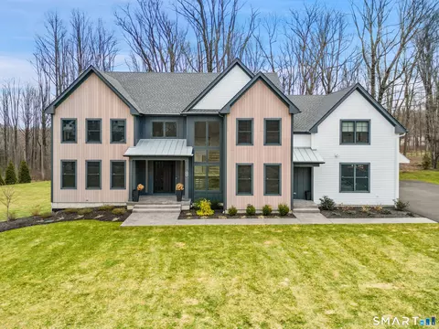 8 Holly Ln, Sandy Hook, CT 06482