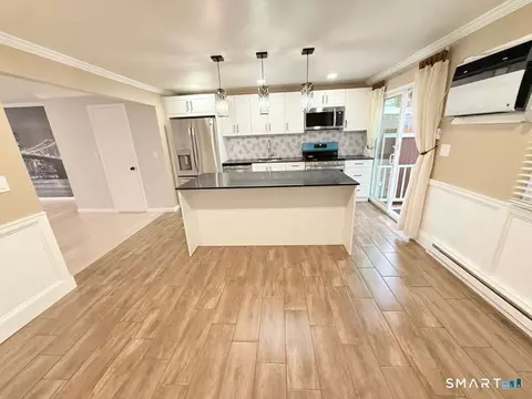 8 Avon Ln, Stamford, CT 06907