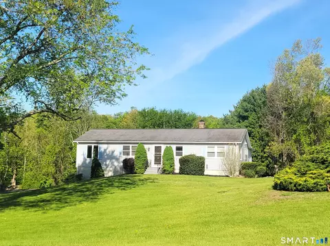 25 Mohegan Dr, Griswold, CT 06351