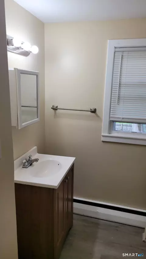 Bath - 98 E Burnham St, Bloomfield, CT 06002 photo 1 of 5
