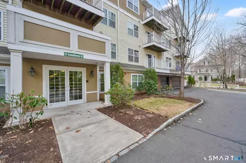26 Schoolhouse Dr #209, West Hartford, CT 06110