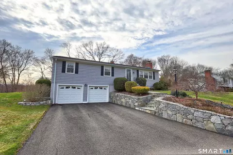 18 Freedom Rd, Middlebury, CT 06762