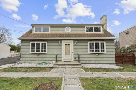 104 Oakdale St, Bridgeport, CT 06606